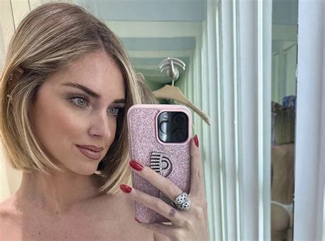 chiara ferragni topless|Chiara Ferragni foto: lo scatto in topless è super sexy